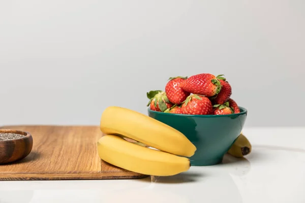 Fraises Douces Savoureuses Dans Bol Près Bananes Jaunes Planche Découper — Photo