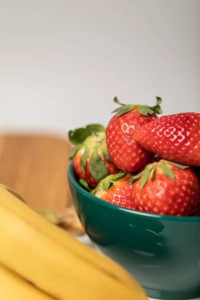 Selective Focus Red Strawberries Bowl Yellow Bananas Grey — Stock Photo, Image