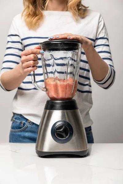 Vue Recadrée Femme Préparant Smoothie Savoureux Sucré Mélangeur Sur Blanc — Photo