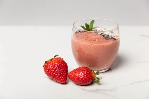 Zoete Rijpe Aardbeien Buurt Van Smakelijke Smoothie Glas Wit — Stockfoto