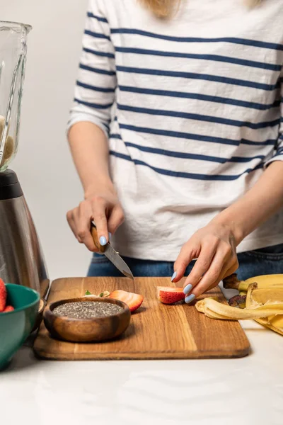 Vista Recortada Mujer Sosteniendo Cuchillo Cerca Tabla Cortar Con Fresas — Foto de Stock