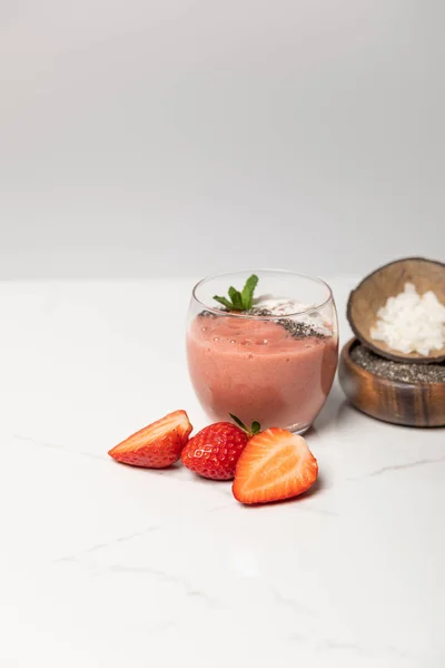 Batido Sabroso Con Los Copos Coco Cristal Cerca Las Fresas — Foto de Stock