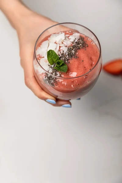 Bijgesneden Beeld Van Vrouw Die Smakelijke Smoothie Met Kokosvlokken Grijs — Stockfoto