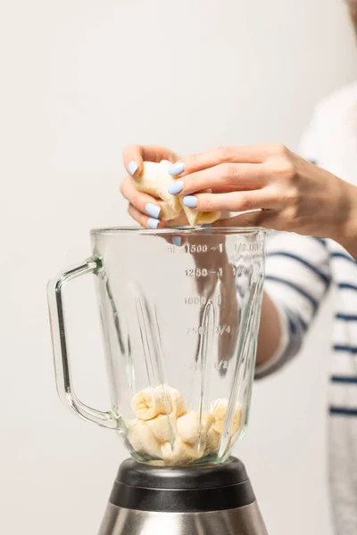 Vista Recortada Mujer Poniendo Plátanos Dulces Maduros Licuadora Blanco — Foto de Stock