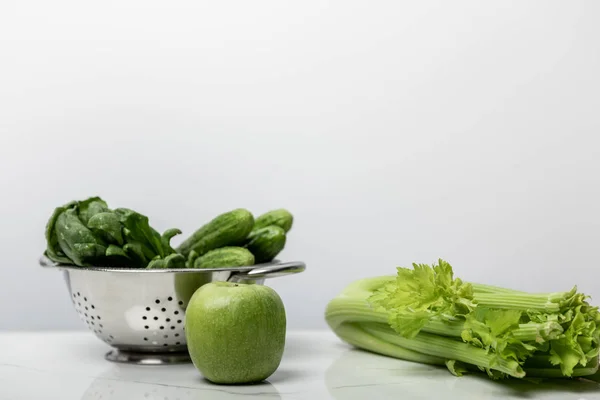 Grüner Apfel Neben Frischem Gemüse Und Spinatblättern Auf Weißem — Stockfoto