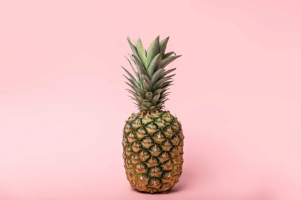 Piña Fresca Sabrosa Cruda Con Hojas Verdes Sobre Rosa — Foto de Stock