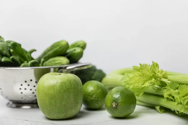 Selektivt Fokus Sött Äpple Nära Gröna Limefrukter Och Gurkor Vitt — Stockfoto