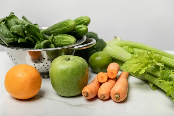 Frutas Saborosas Doces Perto Legumes Maduros Frescos Cinza — Fotografia de Stock