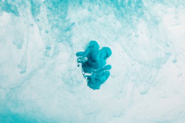 Mavi boya girdaplarının yakın görünümü ve suda sıçrama 