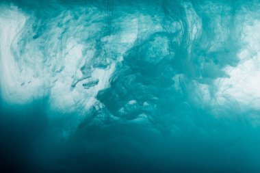 Turkuaz suluboya girdaplarının sudaki yakın görünümü 