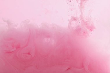 Suda karıştırılan pembe boyanın yakın görünümü  