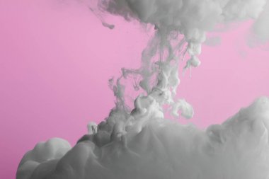 Pembe üzerine izole akrilik beyaz boya sıçraması yakından görünümü