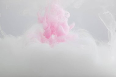 Gri üzerine izole pembe ve beyaz boya karışımı nın yakın görünümü