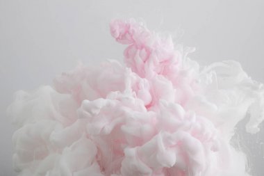 Gri üzerine izole edilmiş açık pembe boya sıçramasının yakın görünümü