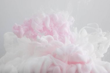 Gri üzerine izole açık pembe dumanlı boyanın yakın görünümü