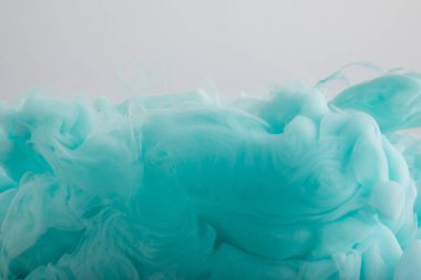Gri üzerine izole turkuaz suluboya girdapları yakından görünümü