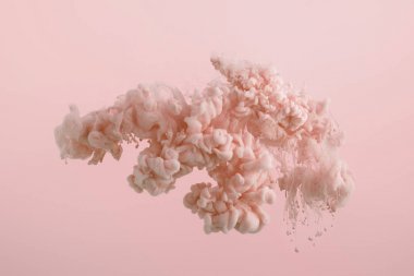 Pembe üzerine izole pembe boya sıçraması görünümü ne kadar yakın