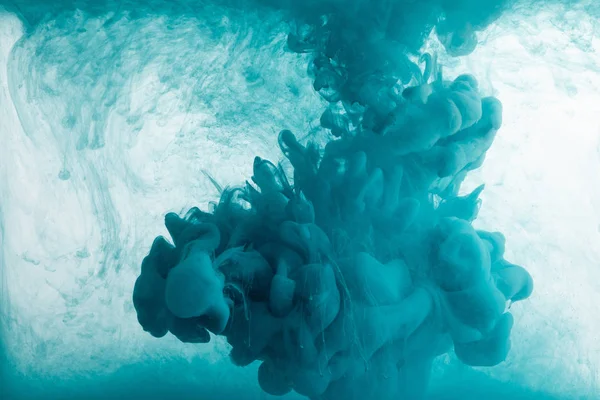 水の中で渦巻くターコイズ塗料のクローズアップビュー — ストック写真