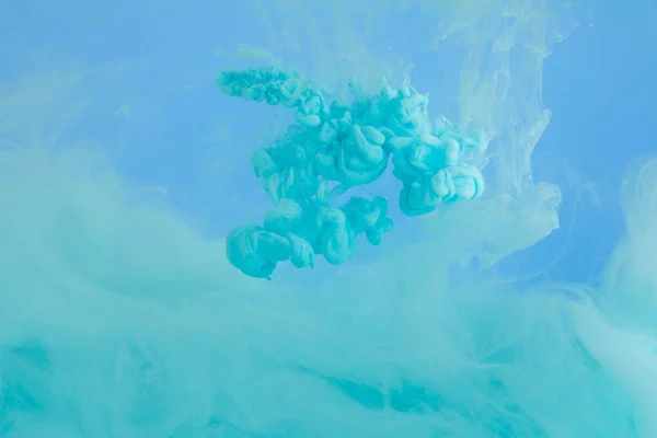 在蓝色上隔离的绿松石烟雾涂料的特写视图 — 图库照片