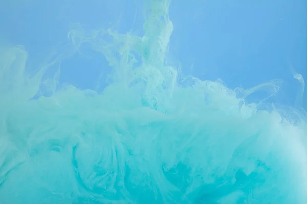 Крупный План Бирюзовых Акварельных Завихрений Изолированных Голубом — стоковое фото