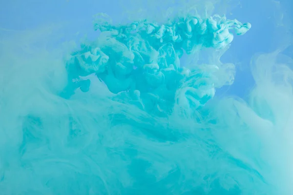 Mavi Üzerine Izole Turkuaz Suluboya Girdaplar Yakından Görünümü — Stok fotoğraf