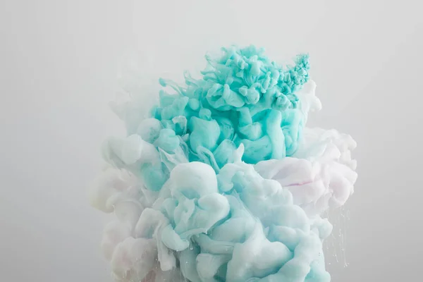 Vista Perto Tinta Fumegante Branca Azul Isolada Cinza — Fotografia de Stock