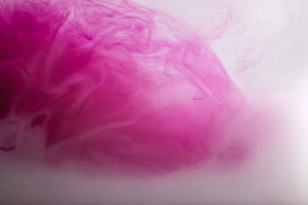 明亮的粉红色和白色油漆在水中漩涡的特写视图 — 图库照片