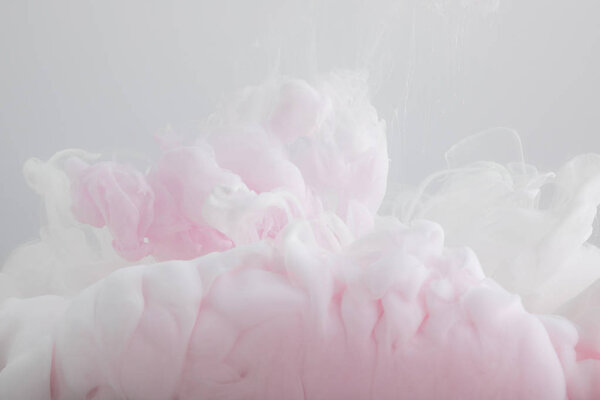 Закрыть вид светло-розовой краски смешивания изолированы на серый
