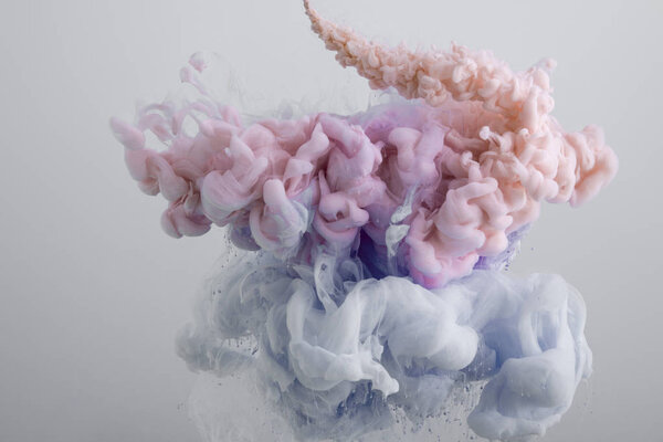 Закрыть вид светло-розовых и синих красок, изолированных от серого
