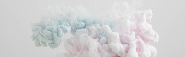 Закрыть вид светло-розовой и светло-голубой краски смешивания изолированы от серого
