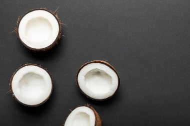 siyah arka plan üzerinde olgun hindistan cevizi yarım üst görünümü