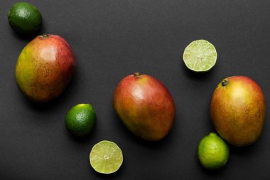 siyah arka plan üzerinde olgun kireç ve mango üst görünümü