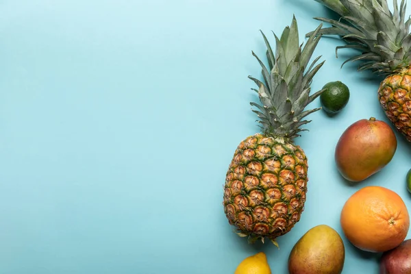 Draufsicht Auf Reife Exotische Früchte Auf Blauem Hintergrund Mit Kopierfläche — Stockfoto