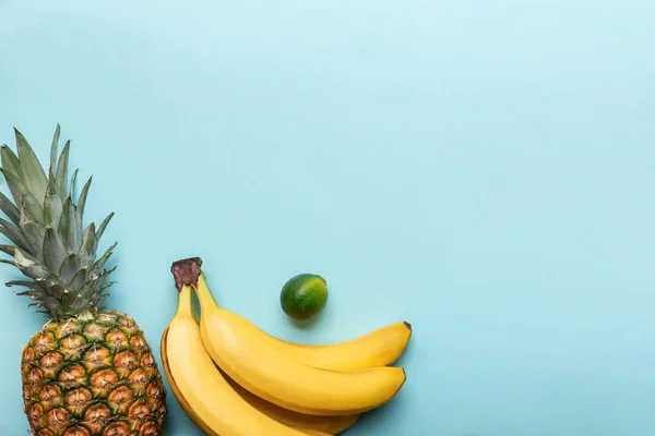 Pohled Zralý Ananas Banány Vápno Modrém Pozadí Prostorem Pro Kopírování — Stock fotografie