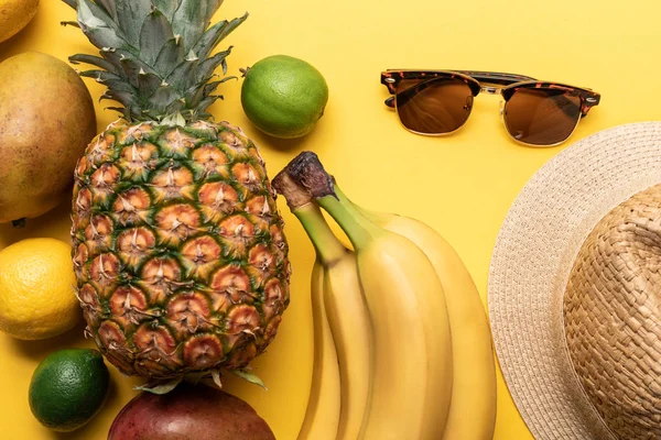 Top Uitzicht Van Hele Rijpe Exotische Vruchten Zomer Accessoires Gele — Stockfoto