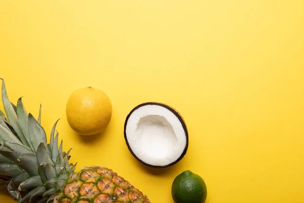 Draufsicht Auf Reife Organische Tropische Früchte Auf Gelbem Hintergrund — Stockfoto