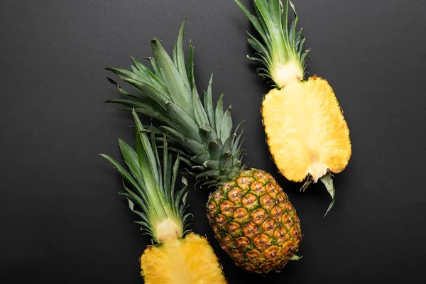 Siyah Arka Plan Üzerinde Olgun Sarı Ananas Üst Görünümü — Stok fotoğraf