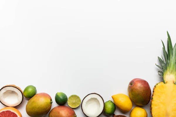 Bovenaanzicht Van Snede Hele Organische Exotische Vruchten Witte Achtergrond Met — Stockfoto