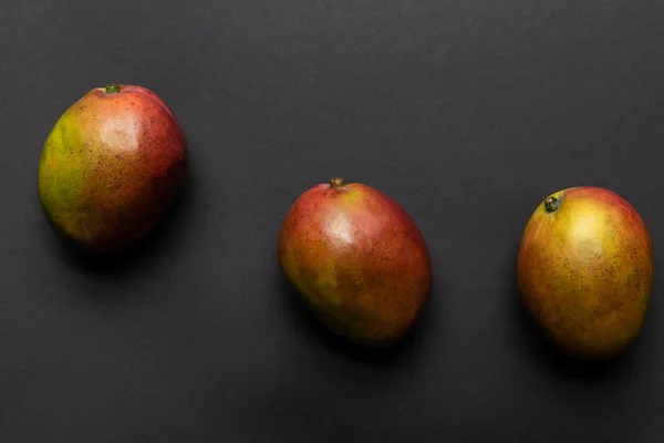Vista Dall Alto Maturo Dolce Mango Intero Sfondo Nero — Foto Stock