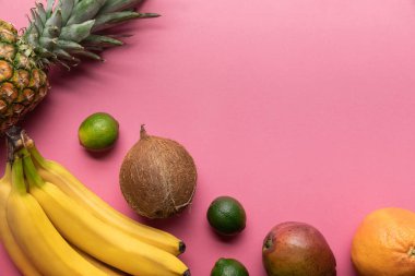 kopya alanı ile pembe arka plan üzerinde olgun tropikal meyve üst görünümü