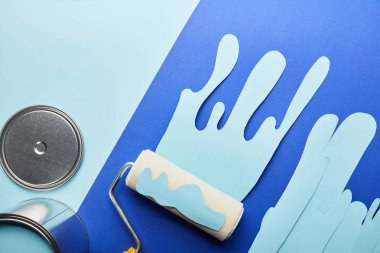 metal parlak kapak üst görünümü, olabilir ve mavi kağıt rulo yakın damlama boya kesilmiş