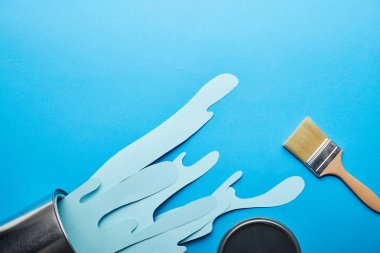 dökülen kağıt üst görünümü metalden kesilmiş mavi boya fırça ve kapak yakın olabilir