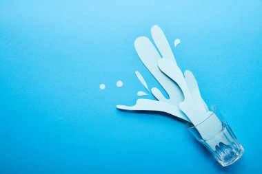 kopya alanı ile mavi arka plan üzerinde kağıt kesilmiş su sıçrama ile cam üst görünümü