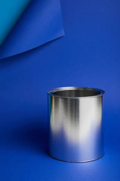 Metal Brilhante Lata Fundo Azul Brilhante Com Espaço Cópia — Fotografia de Stock
