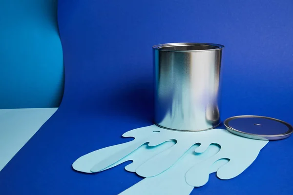 Lata Metal Brilhante Gotejamento Tinta Corte Papel Fundo Azul Brilhante — Fotografia de Stock