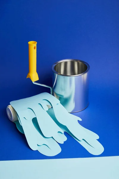 Leere Glänzende Blechdose Nahe Walze Mit Tropfender Papierschnittfarbe Auf Hellblauem — Stockfoto