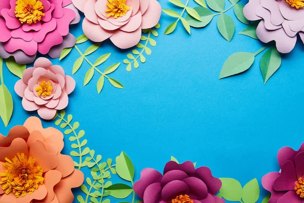 Widok Góry Wielokolorowy Jasny Papier Cięte Kwiaty Zielonych Liści Niebieskim — Zdjęcie stockowe