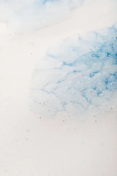 蓝色水彩漆溢出在白色纹理背景 — 图库照片