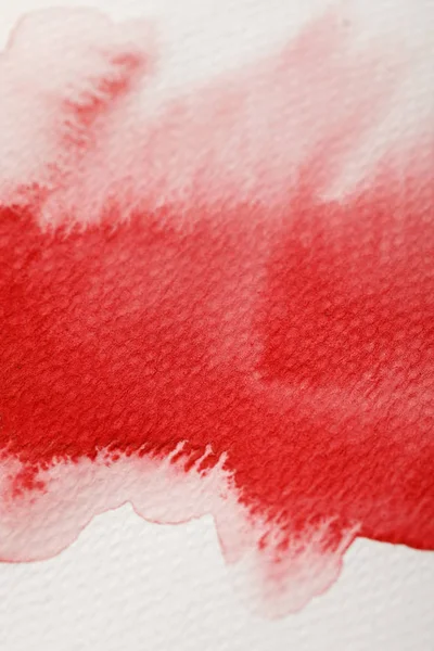 红色水彩漆湿溢出纹理背景的特写视图 — 图库照片