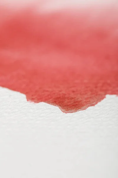 Vista Cerca Mancha Pintura Acuarela Roja Pálida Sobre Fondo Blanco — Foto de Stock